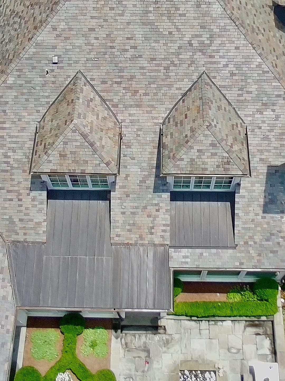Algae-free shingle roof after a soft wash